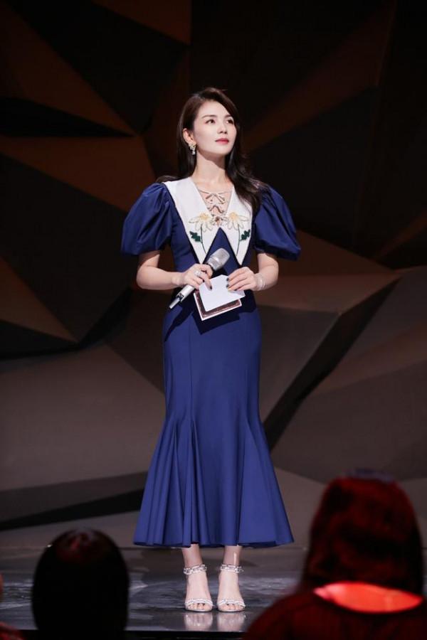 劉濤主持《披荊斬棘的哥哥》,穿魚尾裙亮相優雅大氣,姐是專業的 劉濤主持《披荊斬棘的哥哥》,穿魚尾裙亮相優雅大氣,姐是專業的