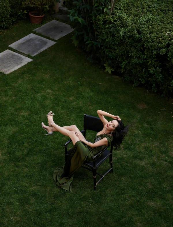 楊冪陳都靈辛芷蕾金晨迪麗熱巴今晚活動造型，各有千秋，顏值爆表