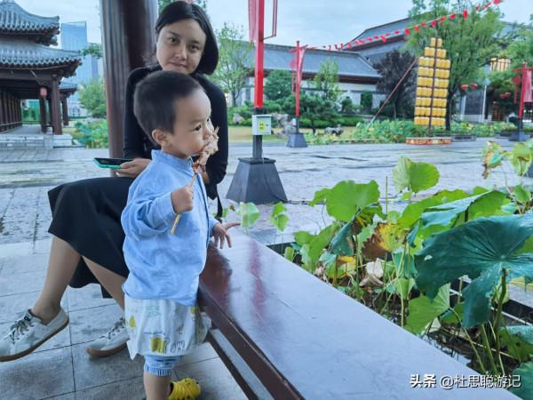 漢EV自駕山東，帶著家人來逛沂州古城，孩子一人就能吃兩串魷魚
