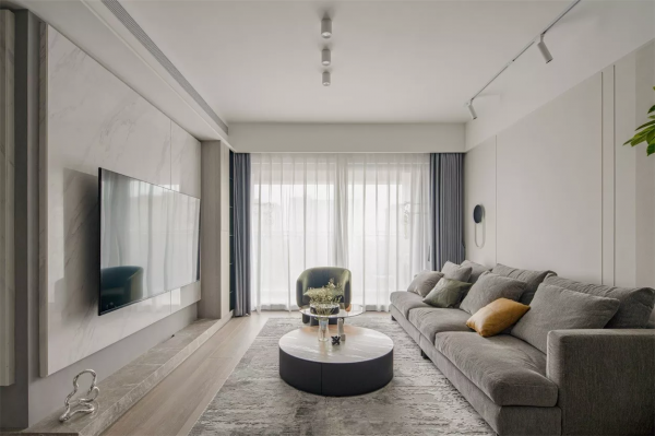 擁有現代天井，原始自然感強烈的簡約開放的家