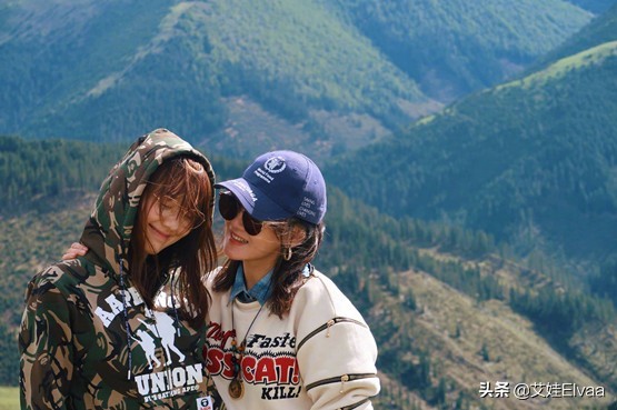 薛佳凝生活真豐富，穿印花裙拎6位數包逛高檔會所，臉通紅有福相