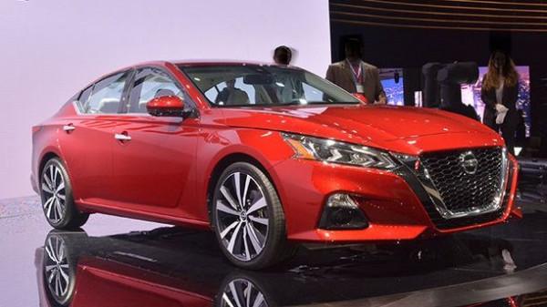 被國人捧紅的天籟，入門即配2.0L，顏值不輸凱美瑞