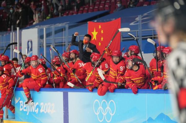 贏了！中國女冰賽後抱作一團！這一刻，熱血沸騰