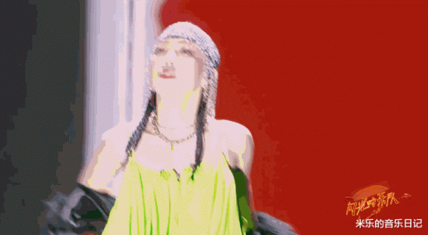 “紅配綠樂隊”大玩搖滾風,來勢洶洶,舞臺視覺相當抓人 “紅配綠樂隊”大玩搖滾風,來勢洶洶,舞臺視覺相當抓人