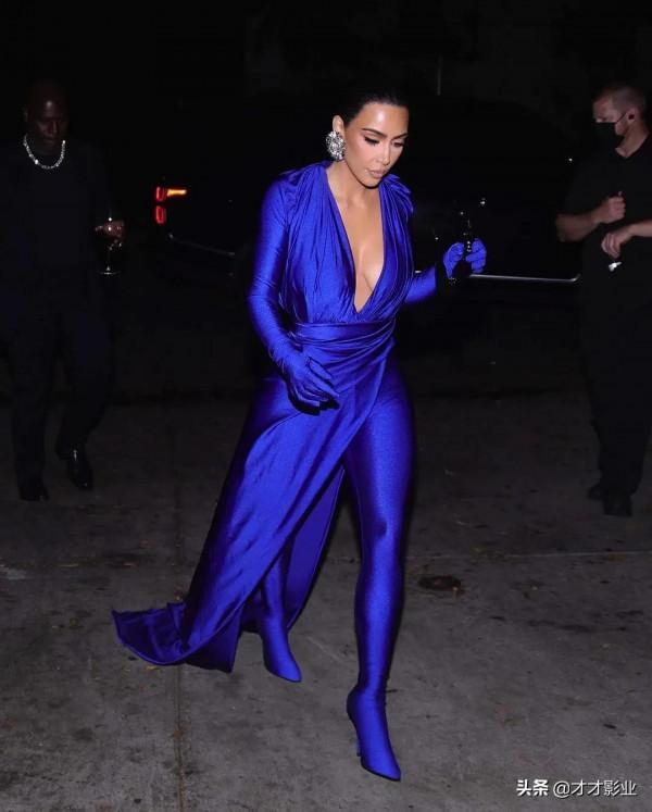 好友希爾頓婚姻現場，金大姐一身藍色風出席活動