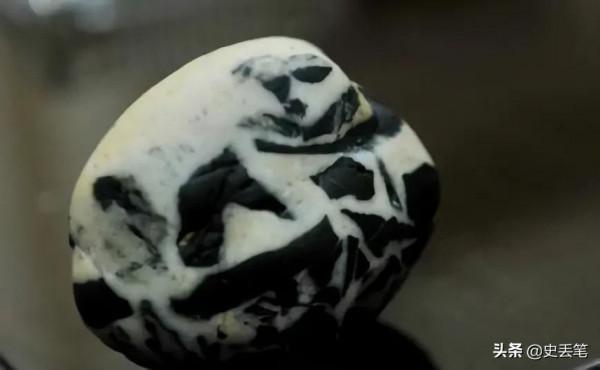 2015年他在新疆撿到一顆石頭,2個月後價格漲到120萬 2015年他在新疆撿到一顆石頭,2個月後價格漲到120萬