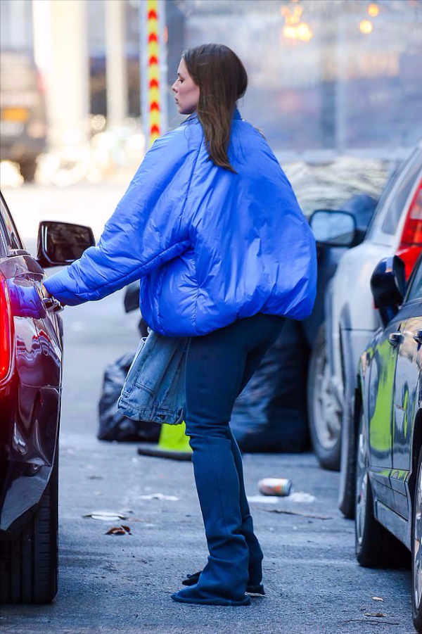 坎爺和新歡分手！茱莉亞穿藍色麵包服出街心情大好，才戀愛一個月