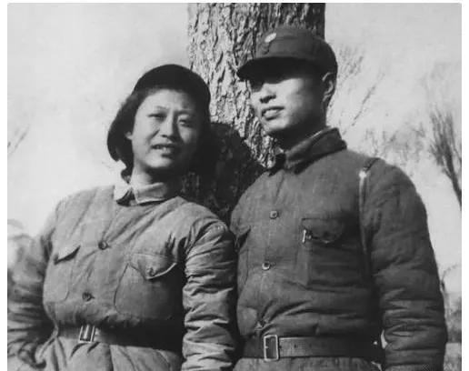 她被譽為軍中一枝花，陳毅親自同意她婚姻，丈夫上將，女婿正國級