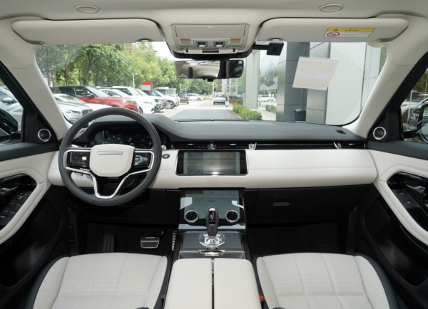 路虎終於成功了，車寬1904mm，滿油跑900KM，帶你看攬勝極光L