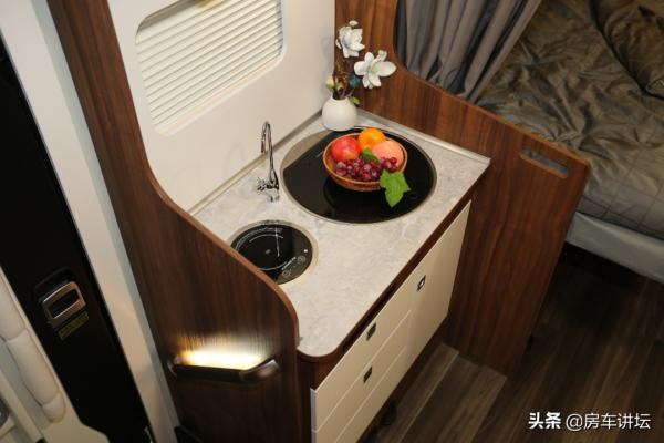 單拓展的房車見多了,橫床變豎床,這種佈局的你見過嗎? 單拓展的房車見多了,橫床變豎床,這種佈局的你見過嗎?