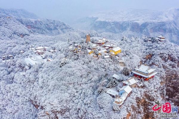 崆峒山銀裝素裹 遊客賞景雪醉人