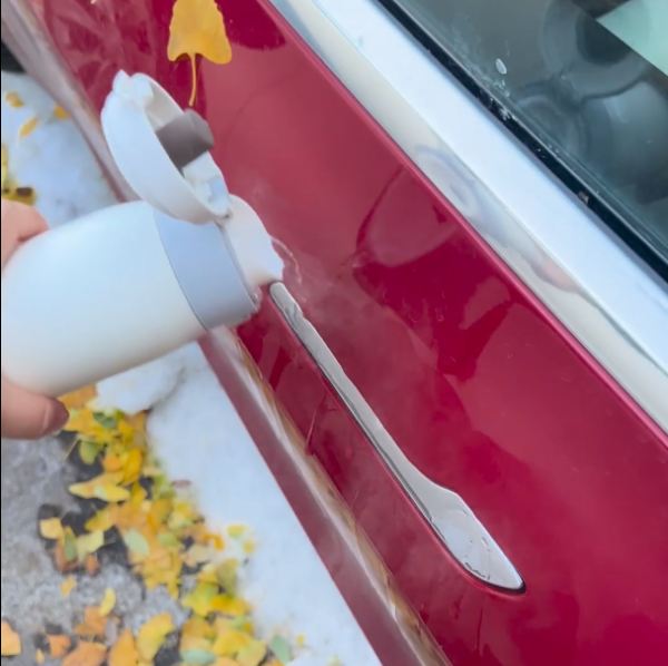 特斯拉冬季再遇“車門把手被凍住”,車主用熱水澆!官方早有回應 特斯拉冬季再遇“車門把手被凍住”,車主用熱水澆!官方早有回應