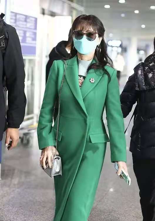 66歲的趙雅芝真時髦，穿米色大衣配&OpenCurlyDoubleQuote;洗碗&rdquo;手套，跟兒子像同齡人