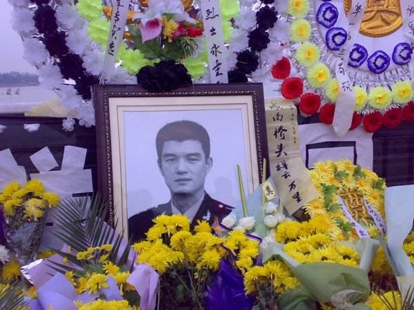 為救人，從10米大橋一躍而下的英雄孟祥斌 其遺孀葉慶華現狀如何？