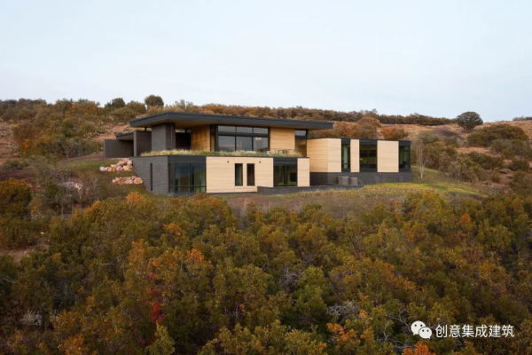 為飽眼福，三對夫婦在山頂建了一座度假屋