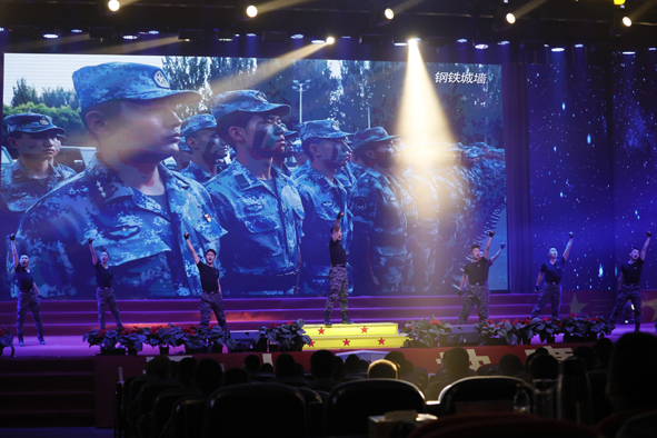 西部戰區空軍某基地：這場頒獎典禮戰味濃、淚水多、士氣足