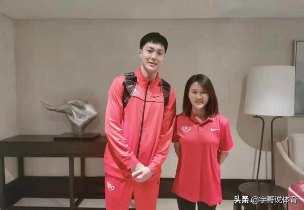 奧運5金王追星德雲弟子,與明星合影站C位,臉部嬰兒肥雙腿很纖細 奧運5金王追星德雲弟子,與明星合影站C位,臉部嬰兒肥雙腿很纖細