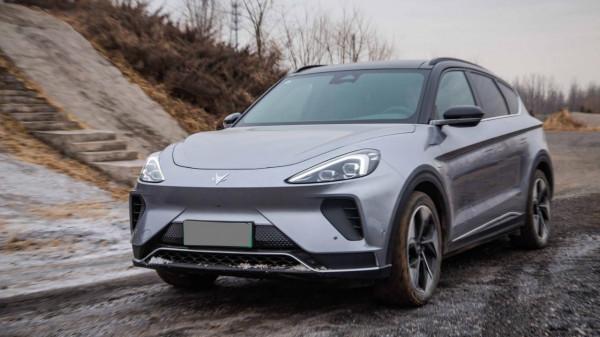 極狐阿爾法T對比Model Y，兩雄爭霸，誰才是冬季脫困翹楚？