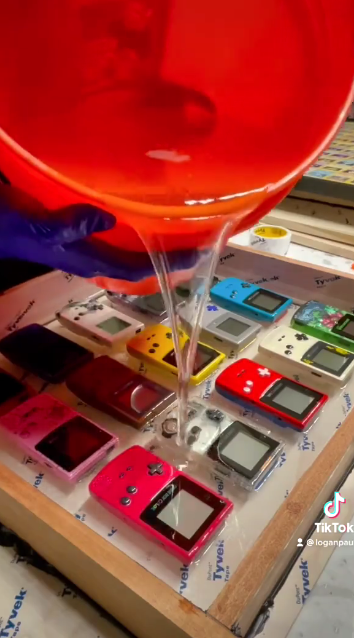 主播用GBC掌機打造樹脂澆注桌 凝固後效果很特別