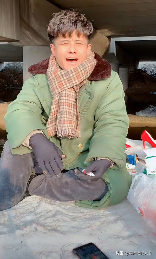 歌手劉曉東在橋底過年，住橋洞躲千萬鉅債，直播為粉絲要打賞