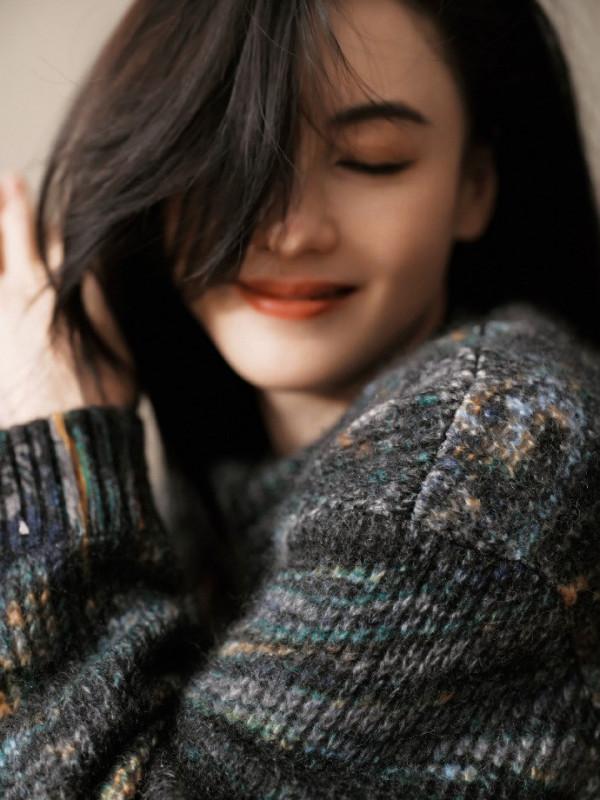 張柏芝黑灰色廓形毛衣套裝顏值亮眼 一頭烏髮披肩恬靜淡然 張柏芝黑灰色廓形毛衣套裝顏值亮眼 一頭烏髮披肩恬靜淡然