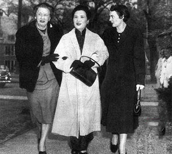 03年宋美齡在夢中去世，隔天清晨遺體被裹在羊毛毯中送出公寓