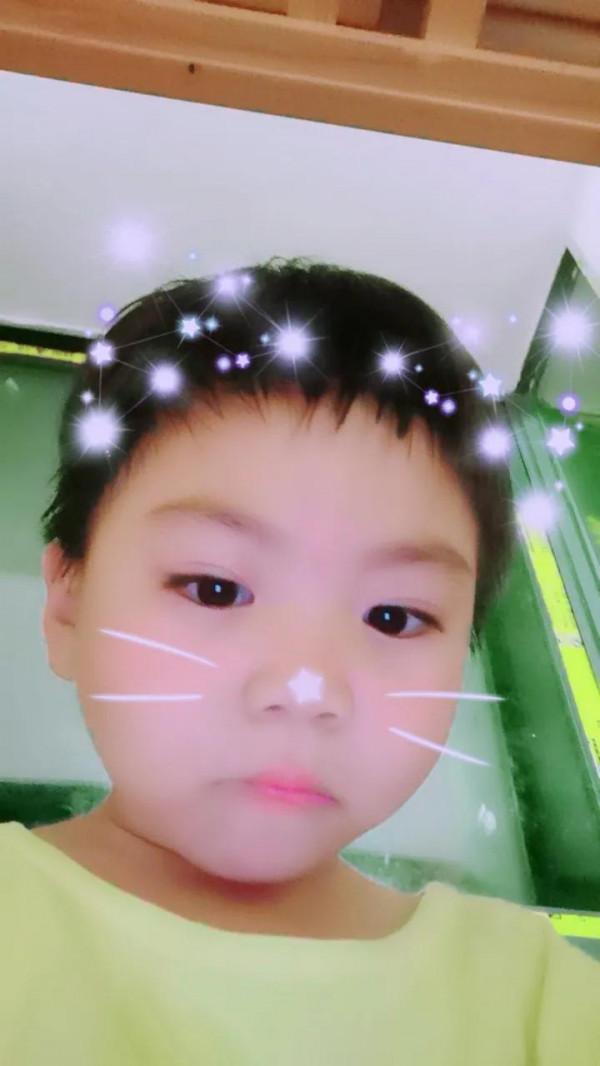 幼兒園門口人來人往 幼兒園門口人來人往