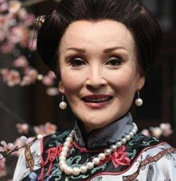 “太后專業戶”陳莎莉罕露面,73歲氣質依舊,二度離婚後單身多年 “太后專業戶”陳莎莉罕露面,73歲氣質依舊,二度離婚後單身多年