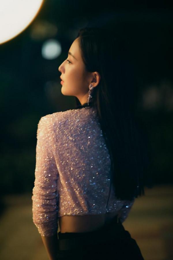 單身後的佟麗婭更嫩了，穿粉色露腰裝配披肩直髮，少女感越發出眾