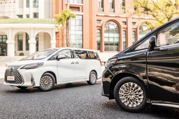 最貴的麵包車，雷克薩斯LM模型對比測評