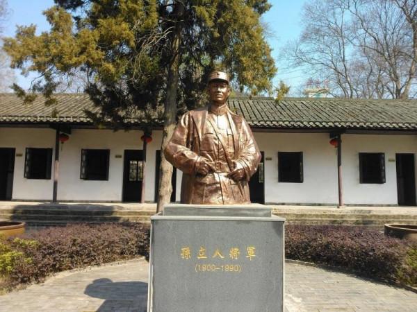 中國軍神：擊斃日本3.3萬，勝利後遭軟禁33年，至今棺槨未入土