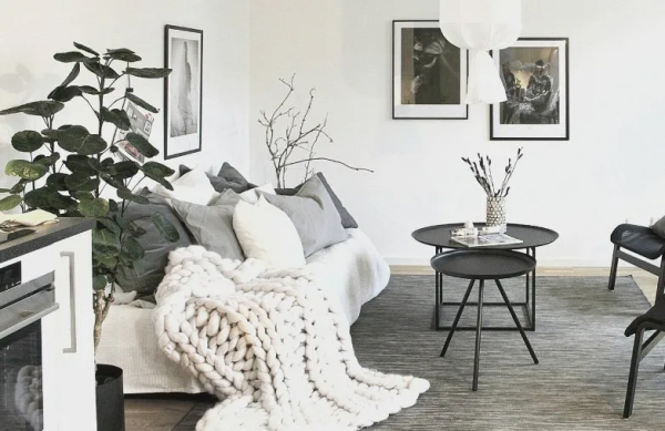 用裝飾畫裝點室內空間時，應注意哪些方面？