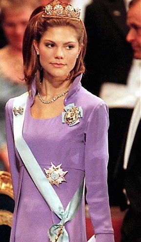 “未來女王”艾斯黛拉：和母親開創女王時代，卻因父親被國民指責