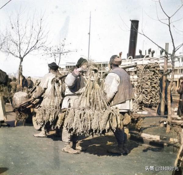 晚清老照片:男子扛著銅錢逛街,妃子樣貌醜,老虎被眾人圍觀 晚清老照片:男子扛著銅錢逛街,妃子樣貌醜,老虎被眾人圍觀