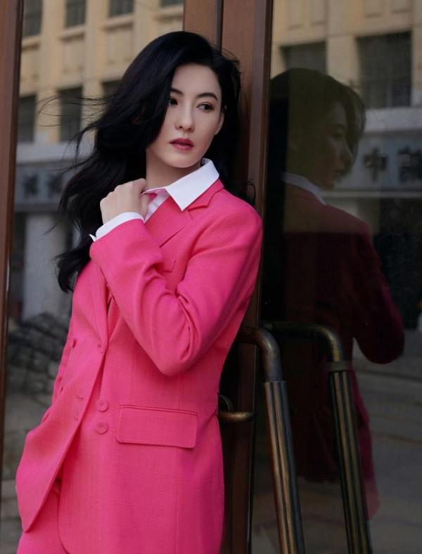 張柏芝臉上一點皺紋都沒有，穿一般人都不會買的熒光色，也不土