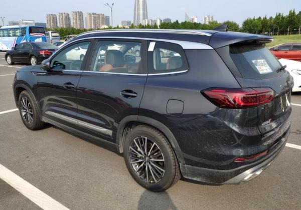 實拍瑞虎8 PLUS,水晶灰配色沉穩,車內提供三塊大屏+64色氛圍燈! 實拍瑞虎8 PLUS,水晶灰配色沉穩,車內提供三塊大屏+64色氛圍燈!