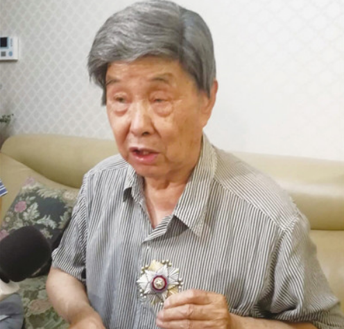 陝西老農登記,掏出&quot;黃紙&quot;嚇壞工作人員,身份曝光引起政府高度重視