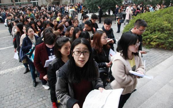 高校畢業生求職一邊倒,公務員成“香餑餑”,考公大軍不斷壯大 高校畢業生求職一邊倒,公務員成“香餑餑”,考公大軍不斷壯大