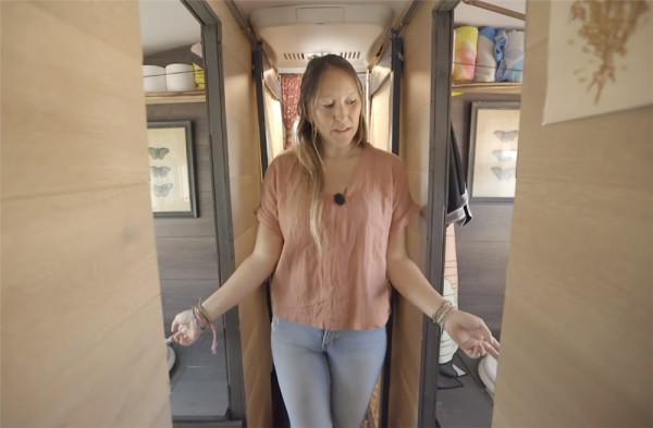 單親媽媽買下2004年舊校車,帶4個孩子在27㎡車內住1年,也是服了 單親媽媽買下2004年舊校車,帶4個孩子在27㎡車內住1年,也是服了