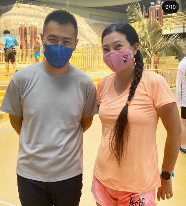 95版“郭芙”近況曝光，戴粉口罩扎麻花辮，50歲體型臃腫老態初顯