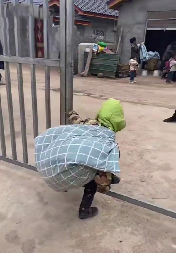 幼兒園孩子背床單被套回家，小小身軀走兩步歇兩步，背後真相心酸