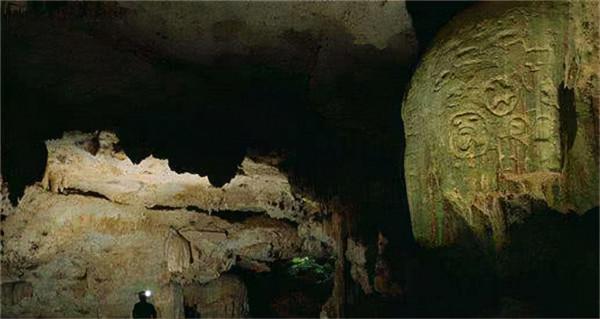 老農在自家菜園發現古石碑，考古學家研究後說：敢問祖上何人？