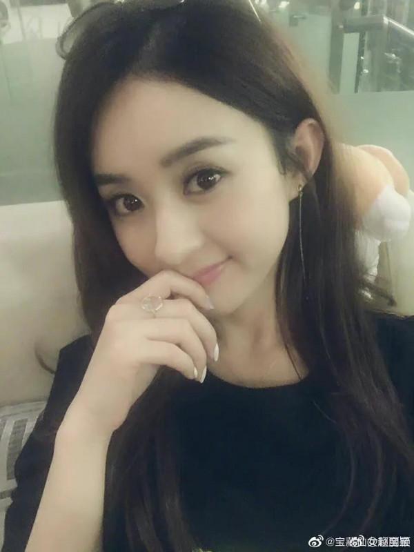 趙麗穎穿上簡簡單單的黑色，給人一種鄰家女孩的感覺，真帶親