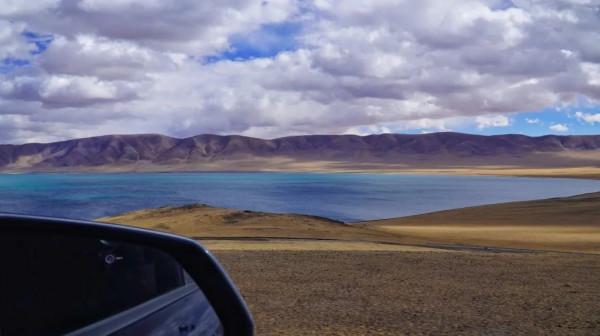 穿越西藏阿里中線,地上只有車轍印,這種路就是轎車能力的極限 穿越西藏阿里中線,地上只有車轍印,這種路就是轎車能力的極限