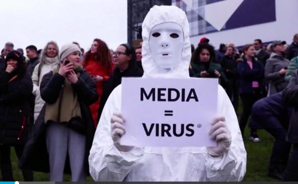 荷蘭爆發反封鎖遊行,稱";待在家更易生病";?警方放警犬趕人 荷蘭爆發反封鎖遊行,稱";待在家更易生病";?警方放警犬趕人