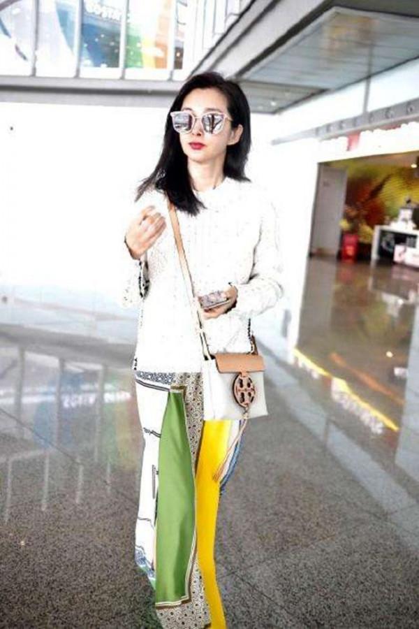 李冰冰現身機場,46歲還宛如20歲美少女,也太能扛住歲月的考驗了 李冰冰現身機場,46歲還宛如20歲美少女,也太能扛住歲月的考驗了