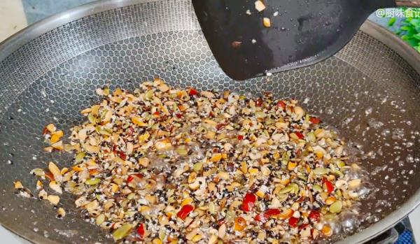 把麵條放進滾燙的油鍋中，瞬間變美食，簡單易做，吃一次就忘不了