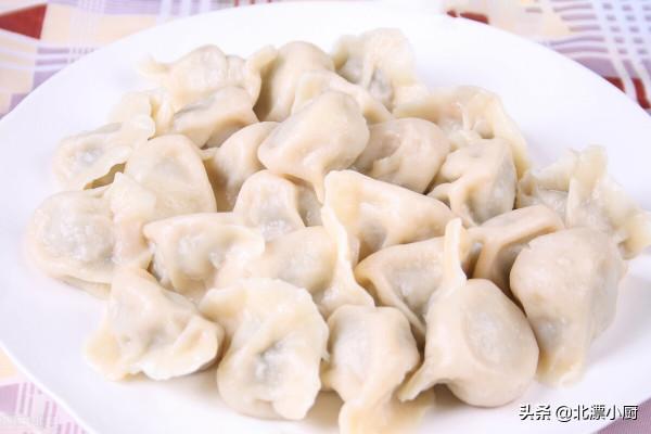 調餃子餡，牢記&OpenCurlyDoubleQuote;4放2不放&rdquo;，保證油潤多汁，鮮嫩可口