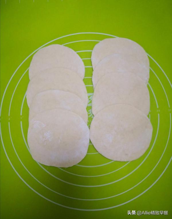 蒸包子吃膩了試試烤包子吧，外酥裡軟又多汁，搭配蘿蔔湯，助消化