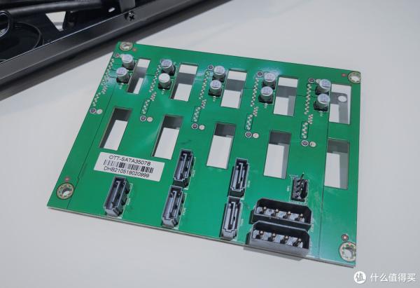 棄礦渣，學大佬組裝一臺全能All In One NAS，硬體篇